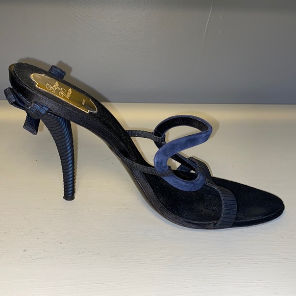 Roger Vivier made in Italy blue/black suede and satin heel with bow detail. - Picture 4 of 8